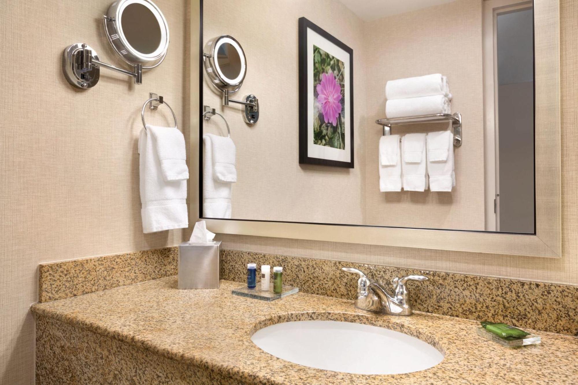 Delta Hotels By Marriott Helena Colonial Екстер'єр фото